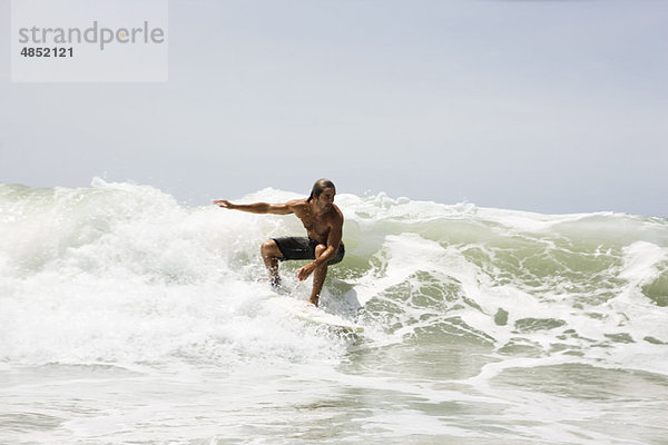 Guy surft auf der Welle