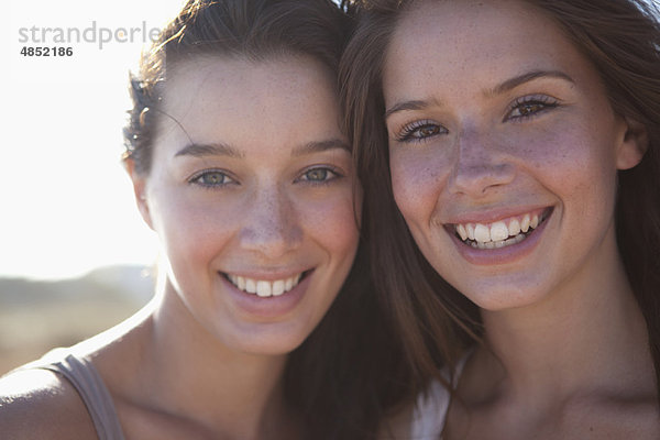 Zwei Mädchen lächeln in der Kamera