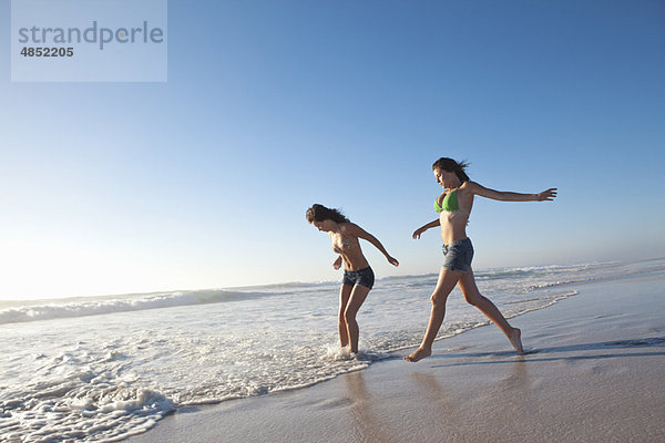 Strand  rennen  2  Mädchen