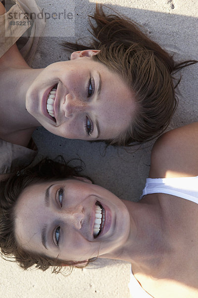 Zwei Mädchen lachend