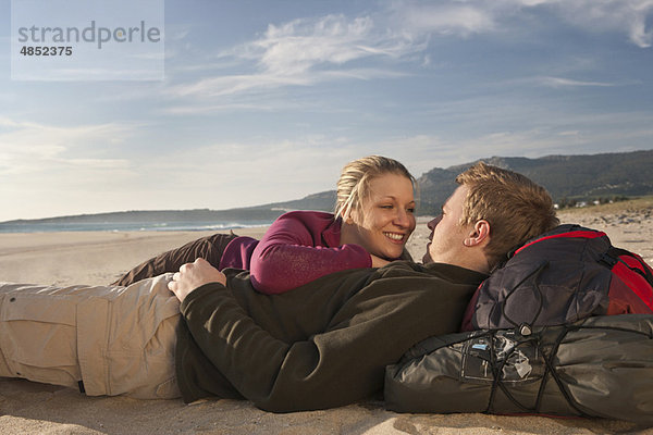 liegend  liegen  liegt  liegendes  liegender  liegende  daliegen  Strand  jung  Backpacker