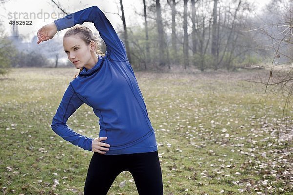 Junge Frau joggt