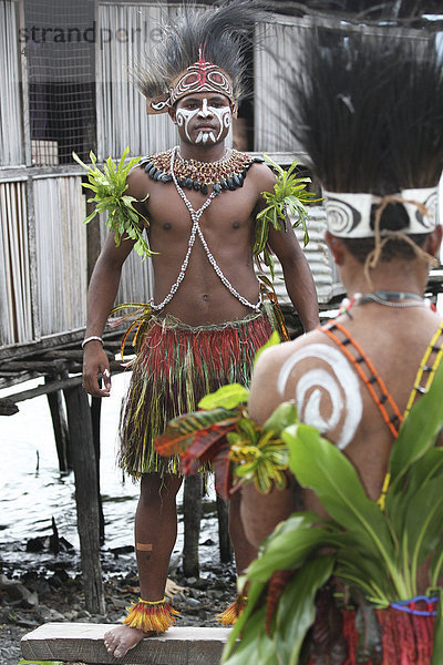 Zwei Tänzer  Jayapura  Provinz Papua  Indonesien  Asien