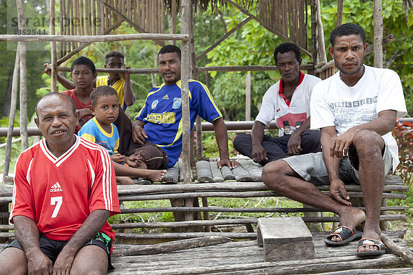 Gruppe von Männer und Jungen im Dorf Baruki  Numfor  Provinz Papua  Indonesien  Asien