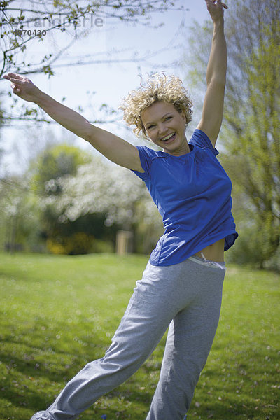 Reife Frau beim Workout