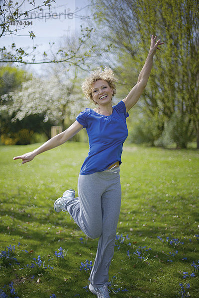 Reife Frau beim Workout