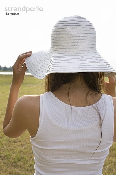 Junge Frau mit Hut im Freien