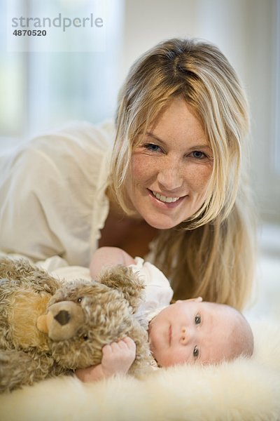 Lächelnde Mutter mit Baby