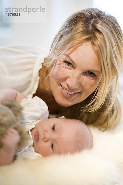 Lächelnde Mutter mit Baby