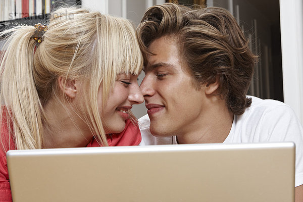 Lächelndes junges Paar mit Laptop