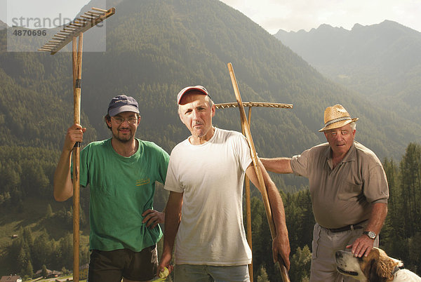 Drei Biobauern  Ahrntal  Südtirol  Italien  Europa