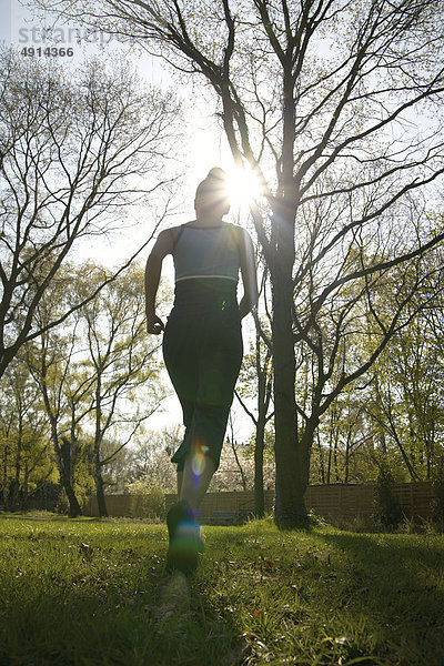 Junge Frau joggt