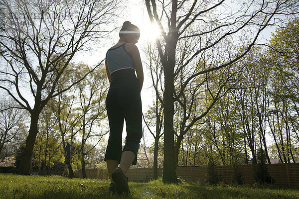 Junge Frau joggt