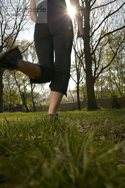 Junge Frau joggt