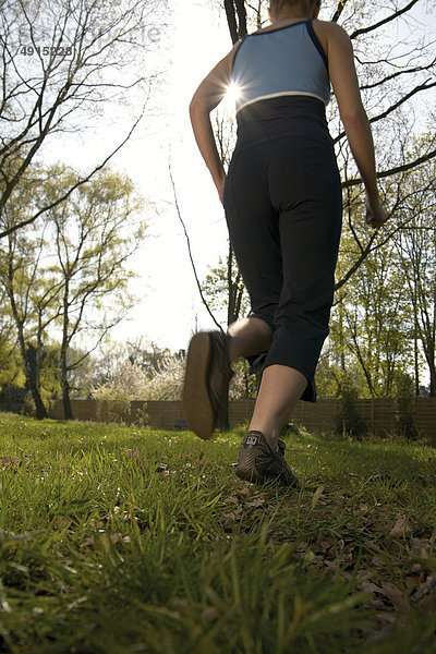 Junge Frau joggt