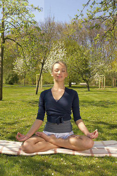 Junge Frau macht Yoga