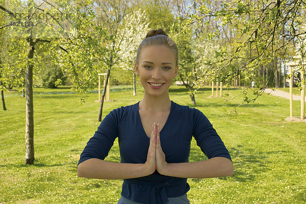 Junge Frau macht Yoga