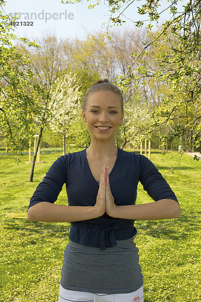 Junge Frau macht Yoga