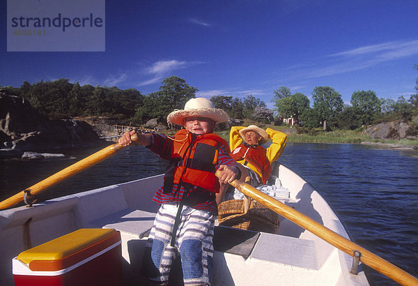 Mutter und Sohn Bootfahren auf See