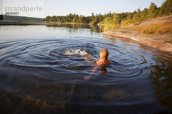 Reife Frau Baden im See