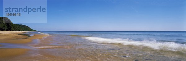 leer Strand Wellen brechen