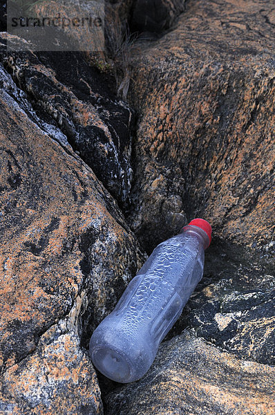 Gebrauchte Kunststoff-Flasche in Felsen Fugendüse