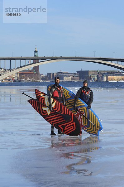 Zwei Männer mit Paddleboard in der Nähe von Lake  Portrait