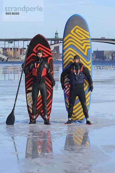 Zwei Männer mit Paddleboard in der Nähe von Lake  Portrait