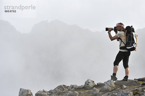 Mann Fotografieren natürliche Szenen von Berg