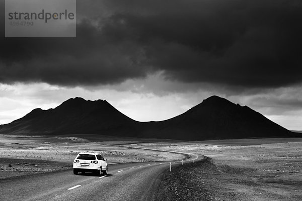 Auto in Landschaft mit Silhouette des Berges