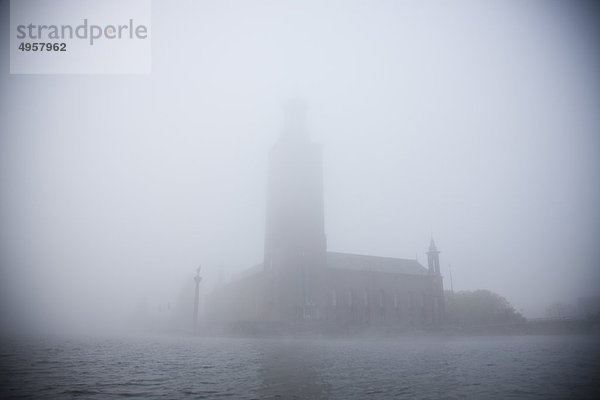 Stockholmer Rathaus in Nebel