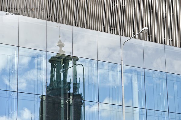 Fassade des modernen Gebäude reflektieren Stockholms stadshus