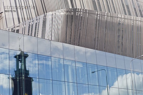 Fassade des modernen Gebäude reflektieren Stockholms stadshus