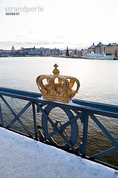 Dekorative Krone auf Bridge  Stadt im Hintergrund