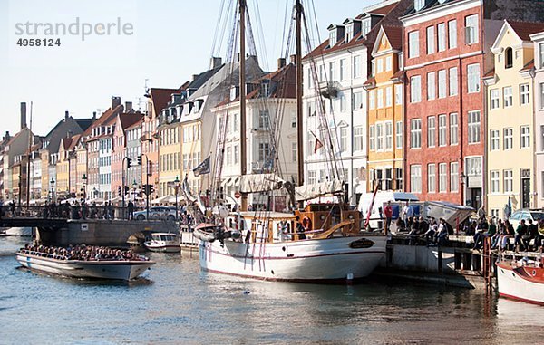 Waterfront mit Booten und Cafés