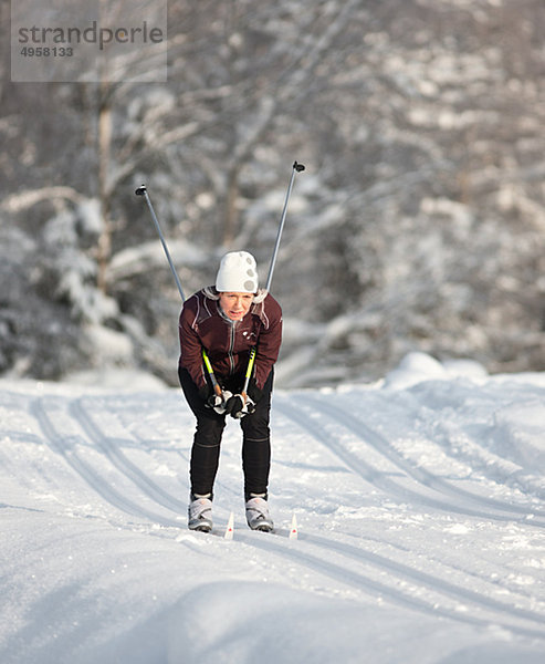 ältere Frau Skifahren