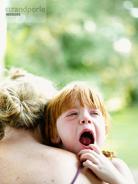 Mutter trösten crying Tochter
