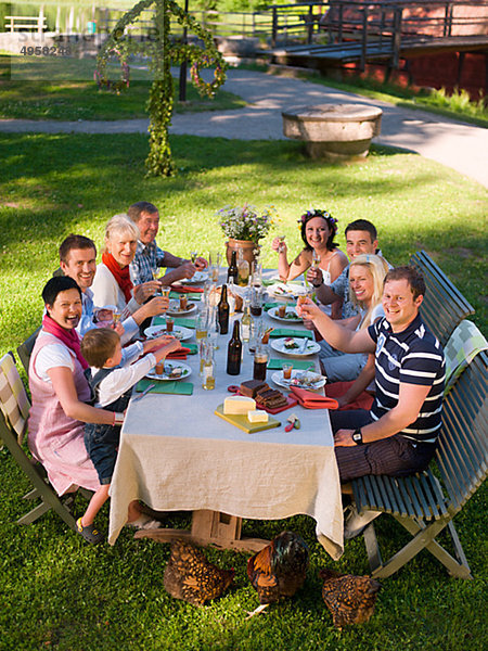 Mensch Menschen Menschengruppe Menschengruppen Gruppe Gruppen Garten essen essend isst Mittagessen