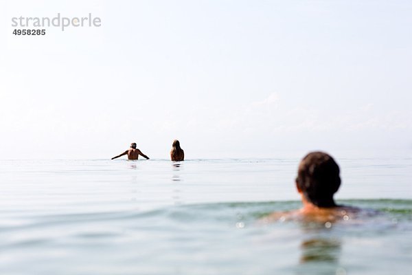 Mann und Frau mit Mädchen in See