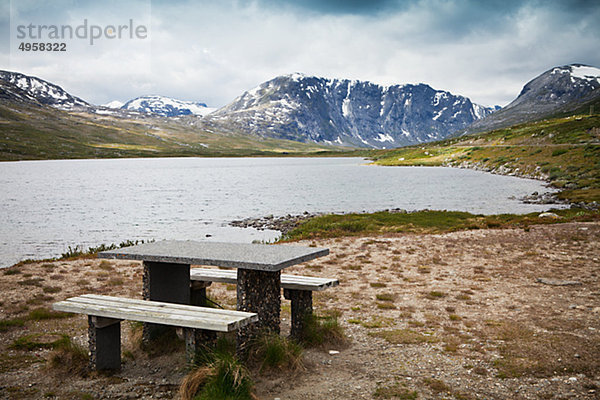 Picknick-Tisch über See