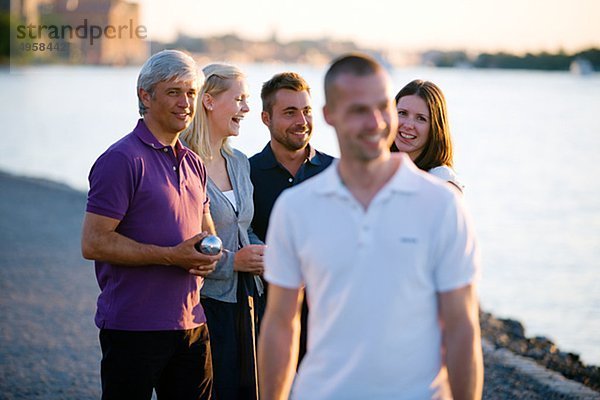 Gruppe von Menschen spielen boule