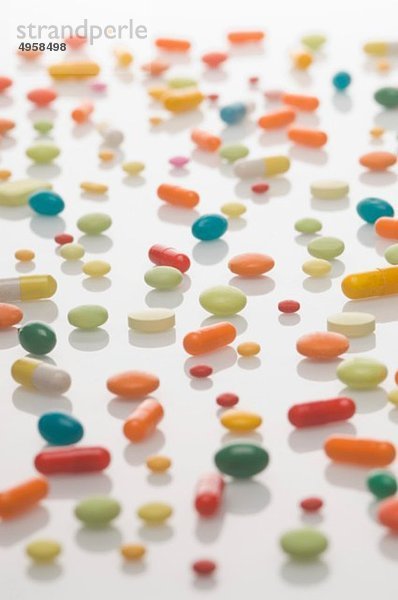 Pillen  Medikamente und Vitaminpillen auf weißem Hintergrund