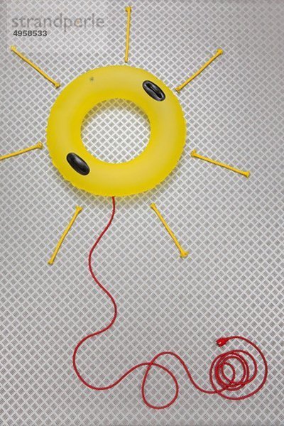 Schwimmer in Sonnenform verbunden mit einem elektrischen Kabel