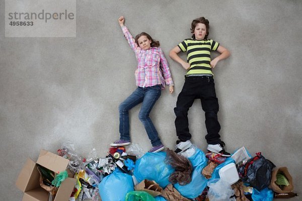 Junge und Mädchen auf dem Müllhaufen