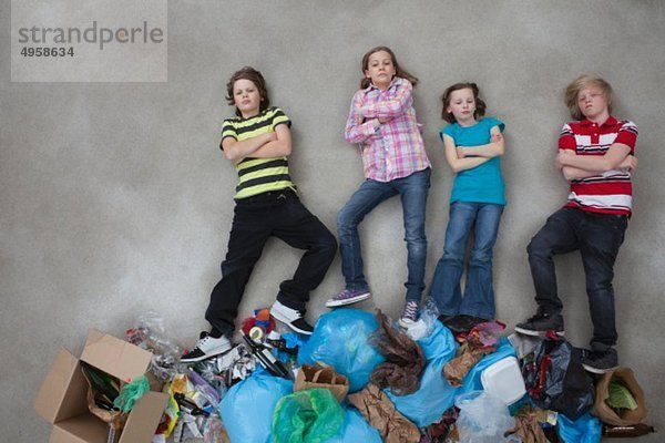 Kinder auf Müllhaufen und mit Ökosymbolen