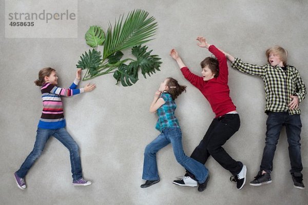 Kinder mit Pflanzen und Ökosymbolen