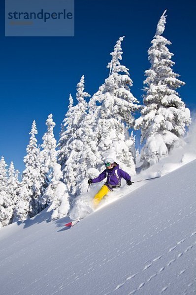 Österreich  Tirol  Kitzbühel  Junge Frau beim Skifahren