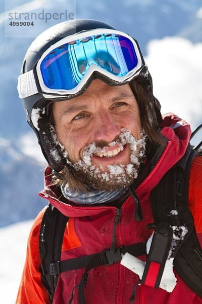 Österreich  Tirol  Kitzbühel  Nahaufnahme des reifen Mannes in Skibekleidung