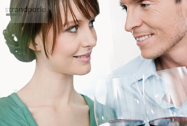 Mann und Frau trinken Wein