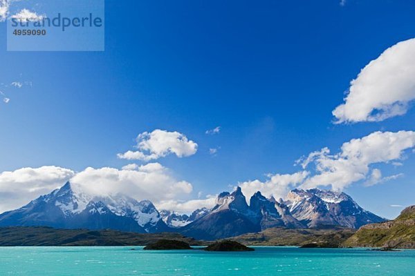 Südamerika  Chile  Patagonien  Blick auf cuernos del paine mit See pehoe